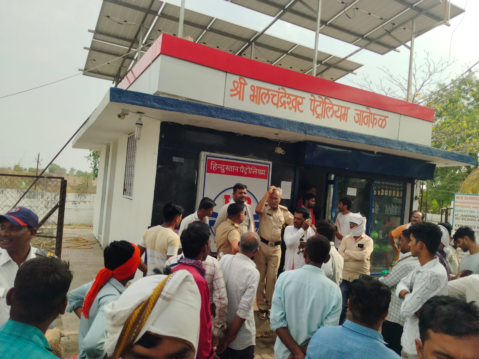 जानेफळ येथे पेट्रोल व डिझेल अभावी नागरिक त्रस्त